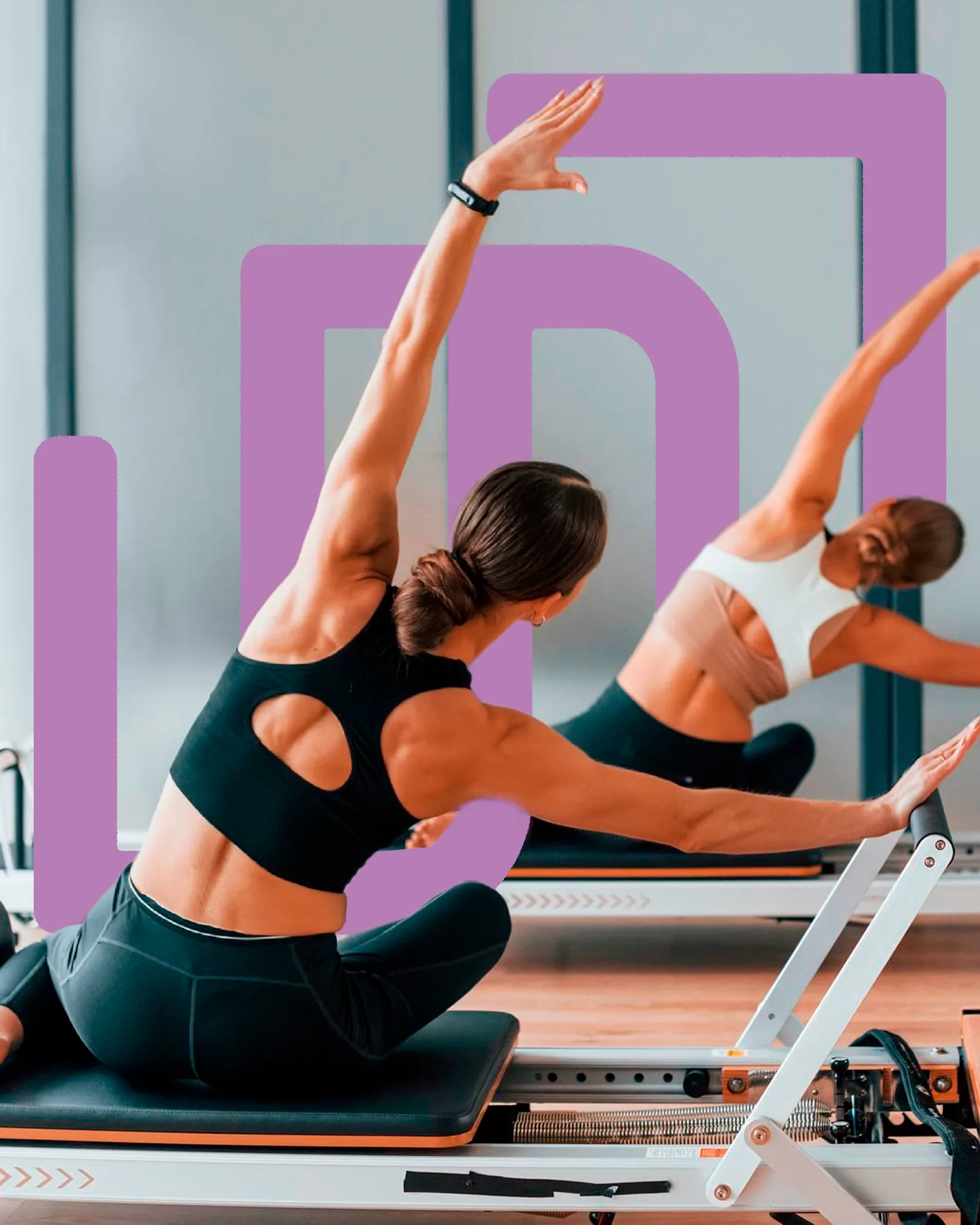Duas alunas em aula de pilates no reformer, alongando o tronco com o braço estendido